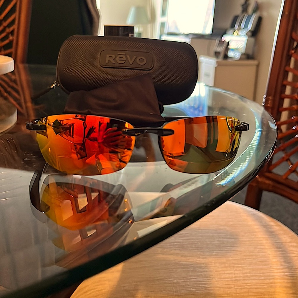 Revo wrap around polarized Descend E Like New sunglasses W/ Case & caring bag